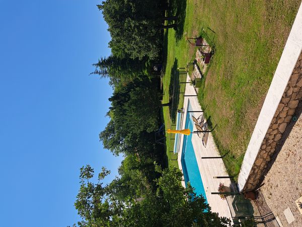 Maison de charme sur 4700m2 de terrain arboré au calme absolu et à 20km d Aix en provence.