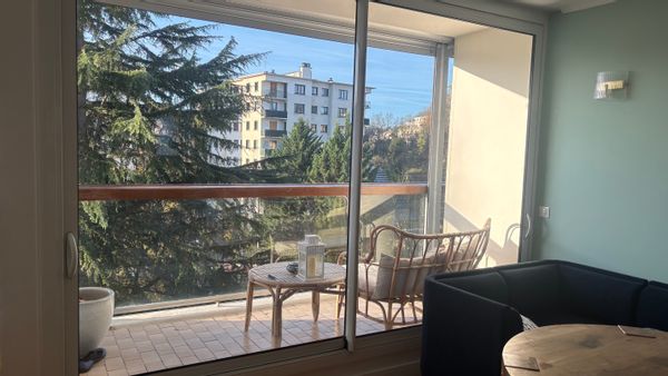 Grand appartement confortable entouré de verdure et de parcs, à 30 minutes de Paris par train.