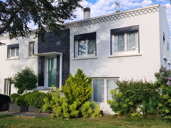 Maison familiale avec piscine et jardin arboré avec une cabane dans un arbre  où l'on peut dormir.