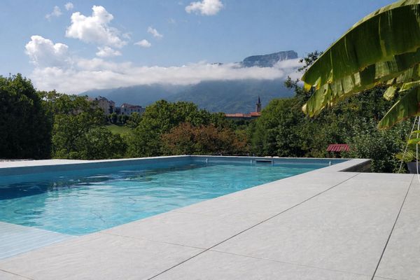 Maison familiale avec piscine et vue sur le Granier, entre lacs et montagnes.