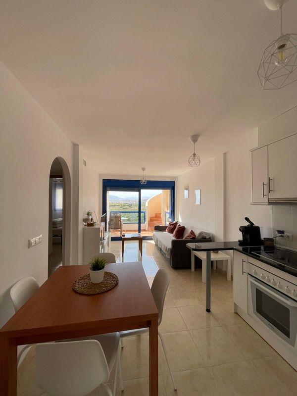 Apartamento (de 2 hab) con ático con bonitas vistas al mar y a la montaña en un residencial privado