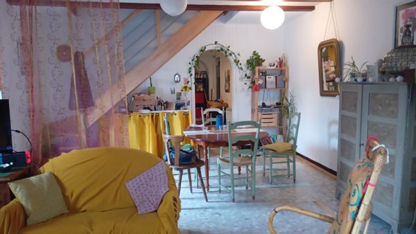 Maison de charme, 6 personnes, entre ville et campagne: château médiéval, GR, marché de producteurs.
