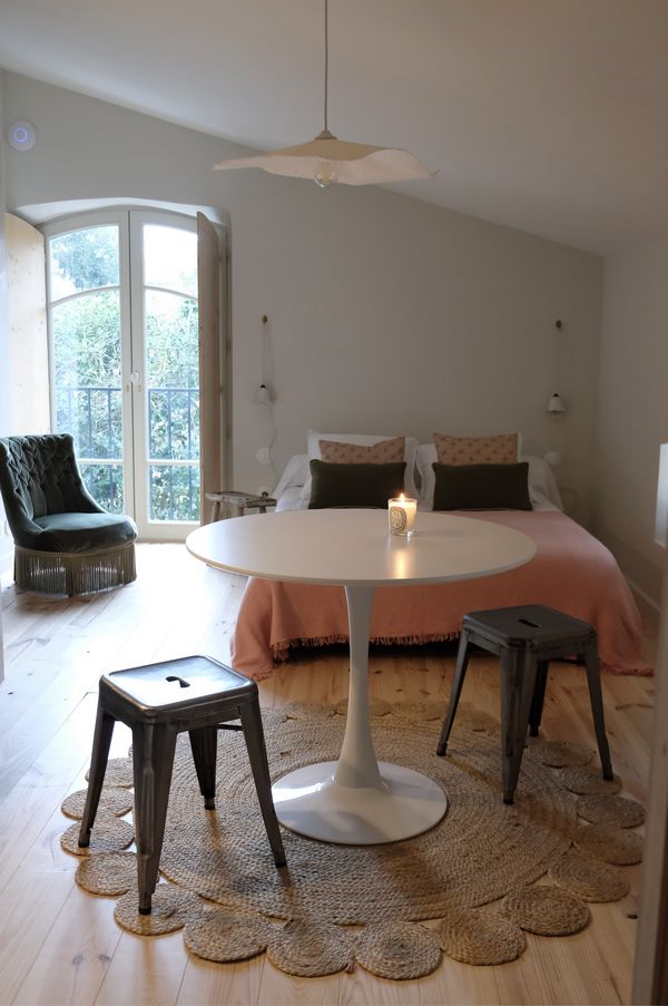 Un studio charmant, isolé de la ville avec beaucoup de verdure autour, à 45 min de Lyon en voiture.