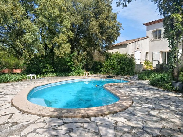 Villa avec jardin arboré et piscine à Saint Mathieu de Tréviers