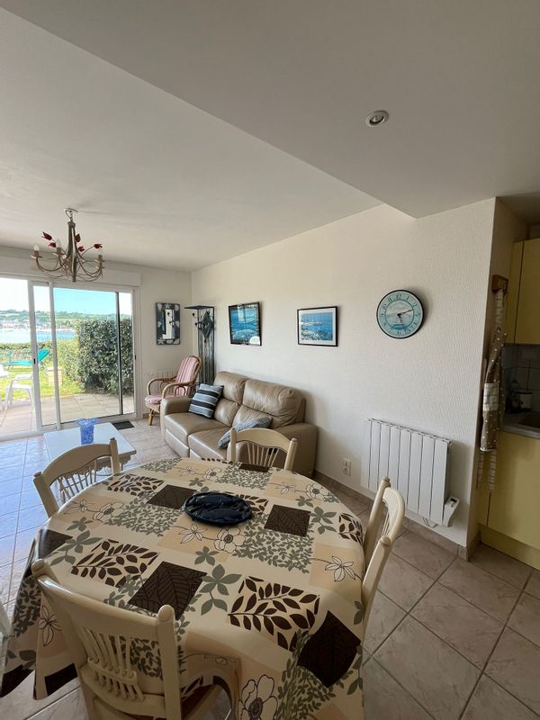 Au pied du havre, à 2 pas de la mer, proche du bourg, cet appartement est idéal pour les vacances.