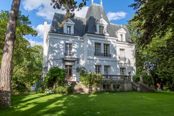 La maison de Xavier est une demeure magnifique qui ressemble à un petit château avec jardin 2300m2