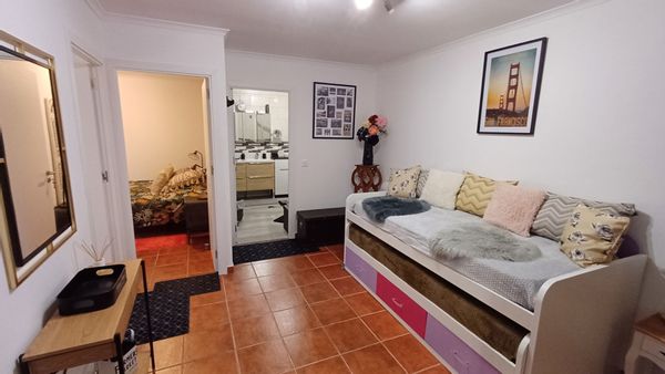 l'appartement est sous nôtre maison entierement indépendant.