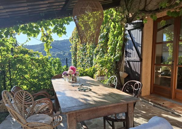 Maison familiale au calme, piscine et vue – arrière-pays Côte d’Azur