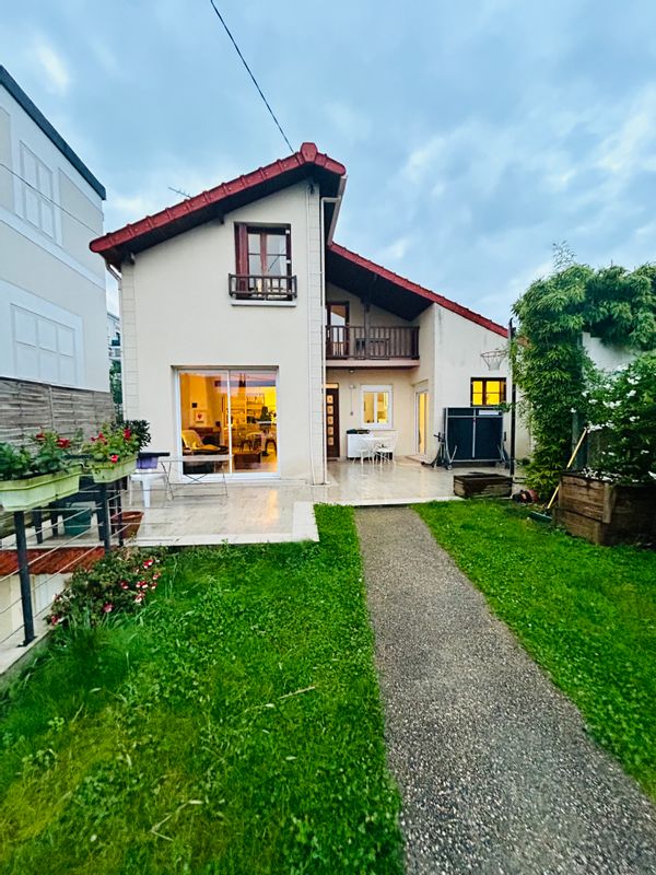 Maison calme avec grand jardin de 2 chambres et 1 bureau à 15 min de Paris en transport en commun
