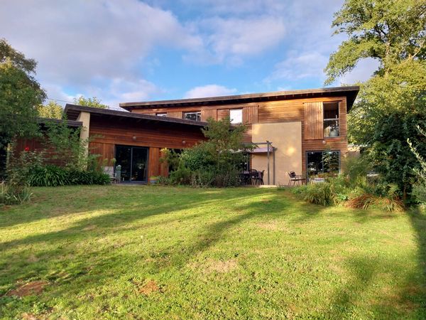 Maison individuelle, en bois et briques avec un grand jardin de plus de 2000m² en lisière de bois.