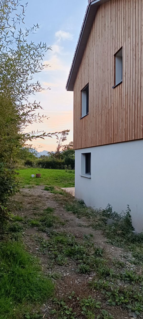 Maison familiale face au jardin dans un petit village des Alpes