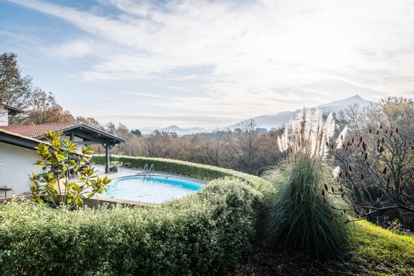 Grande maison terrasse et piscine, vue Rhune, 5min de Ciboure/St Jean de Luz, au sein d'une forêt