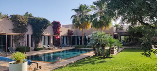 Villa d'architecte dans un jardin calme et arboré | 6 pers. | piscine chauffée | villa-imrine.com