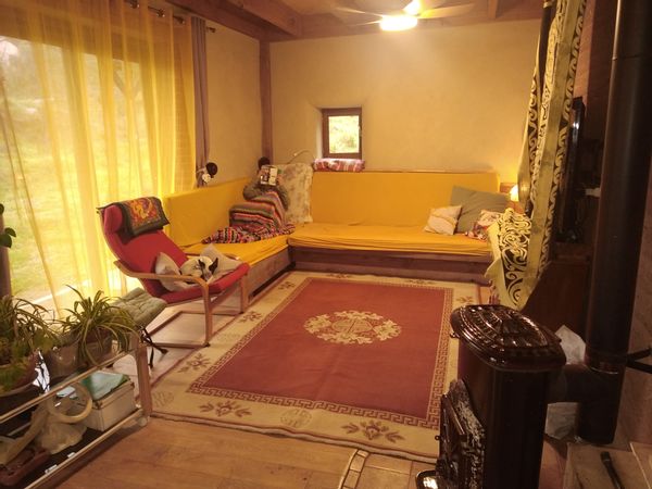 La maison de Sébastien est une maison en paille confortable