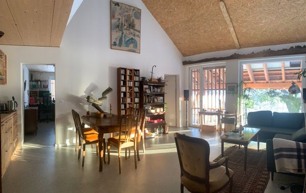 L'appartement se trouve dans une coopérative d'habitation, pleine campagne, lieu magnifique.
