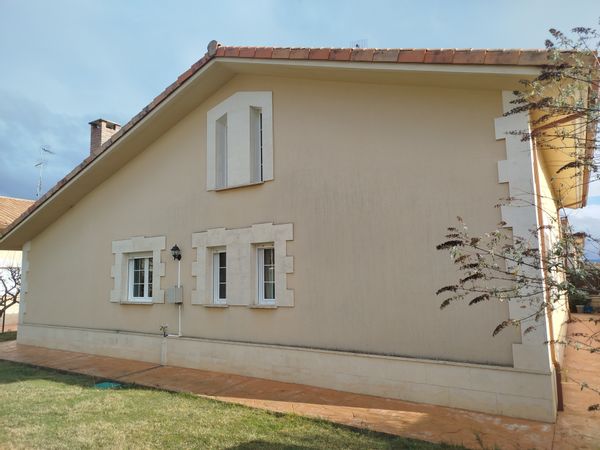 Maison individuelle de charme située le long d’une voie verte, dans un environnement naturel.