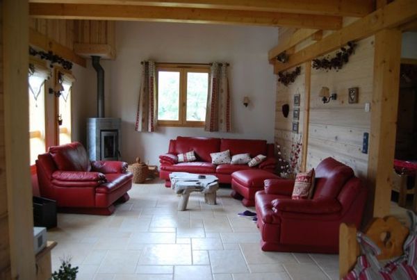 Ce chalet en bois en bordure de forêt  à 10 minutes  du centre village  est idéal pour le repos