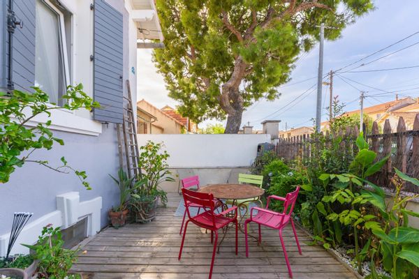 Maison familiale récemment refaite à neuf avec goût, au calme et proche du centre et des plages.