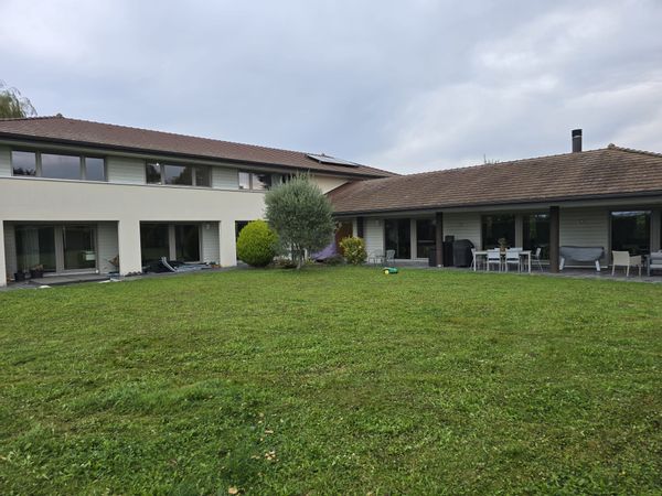 La maison de Joelle est contemporaine, agréable,. lumineuse, spacieuse avec un jardin clos