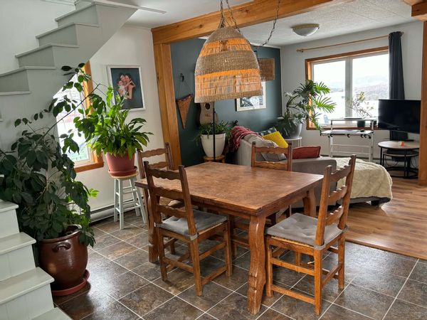 Petite maison située entre mer et montagne, rivières et forêt.