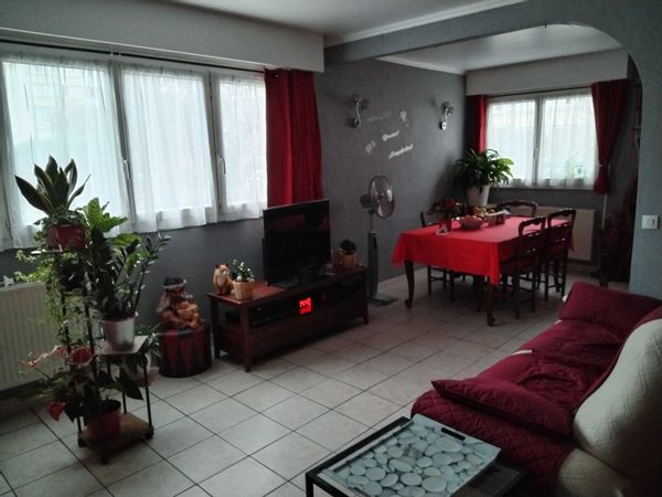 La maison de Thierry est un 5 pièces au RDC d'un bâtiment ,dans une residence verdoyante       .....
