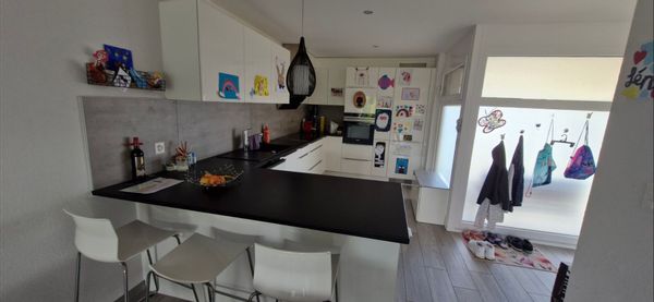 Maison familiale avec jardin au cœur de la Suisse, proche de Lausanne et des Alpes.