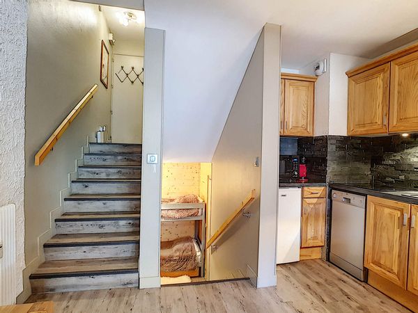 Magnifique appartement aux pieds des pistes de la Clusaz. Studio sur 2 niveaux et terrasse avec vue.
