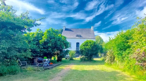 Maison à Kergoz, au calme, entourée d'un grand jardin En bout de route champs et forêt aux alentours