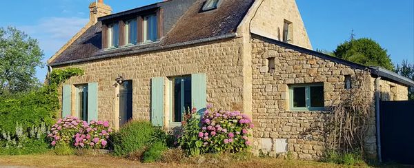 Maison de caractère, au coeur des chemins de randonnée et près de la plage de surf.