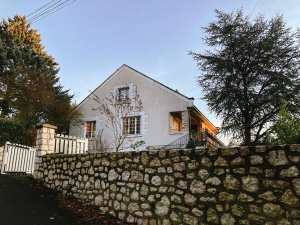 Grande maison familiale lumineuse au coeur des Châteaux de la Loire dans un village troglodytique.