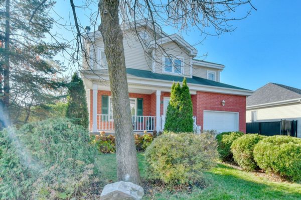 Maison de banlieue idéale pour une famille avec accès facile autant à Montréal qu’aux Laurentides