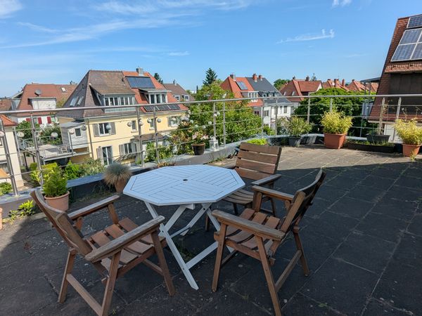 Quiet flat with a large rooftop terrace