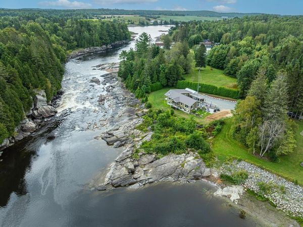 La maison d'Annie est située sur le Domaine Manictou au pied des chutes de la rivière Batiscan.