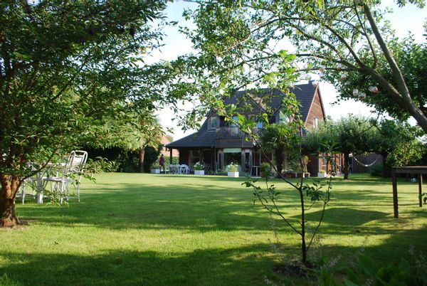 LA MAISON D'ODILE & PHILIPPE Maison en bois style entre scandinave et créole. Dans un jardin clos.