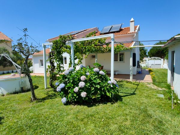 Grande et lumineuse maison avec jardin en bord de mer et d'1 magnifique lagon à 35 min de Lisbonne