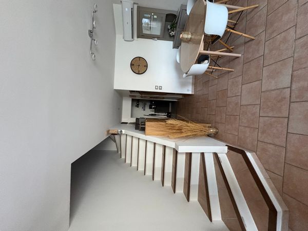 Chambre avec bureau + toilettes à usage privé.