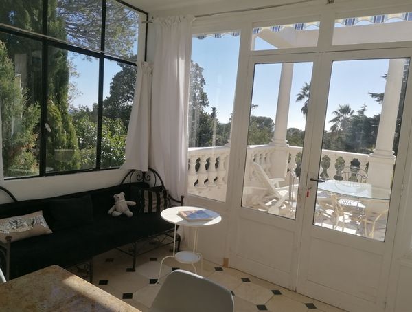 Le Belvédère appartement grande terrasse  vue mer dans villa avec jardin à 7mn à pied d'une crique.