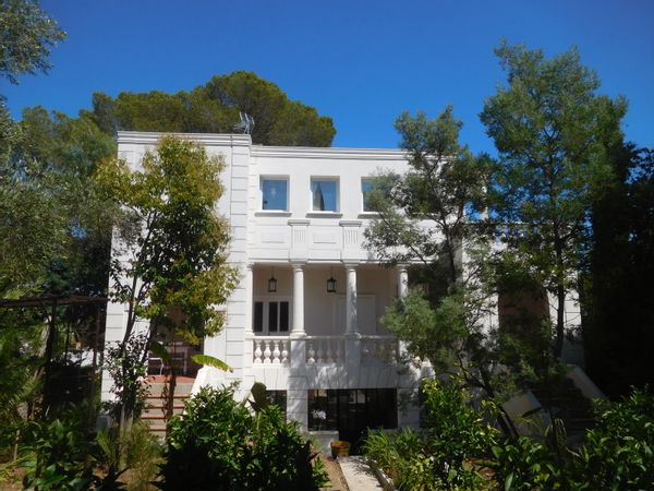 Appartement "La Galerie"  avec terrasse dans villa avec jardin à 7mn à pied de la mer.