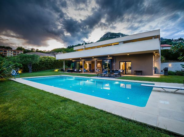 Villa exceptionnelle contemporaine avec sa piscine privée, à Vence (arrière pays Niçois)