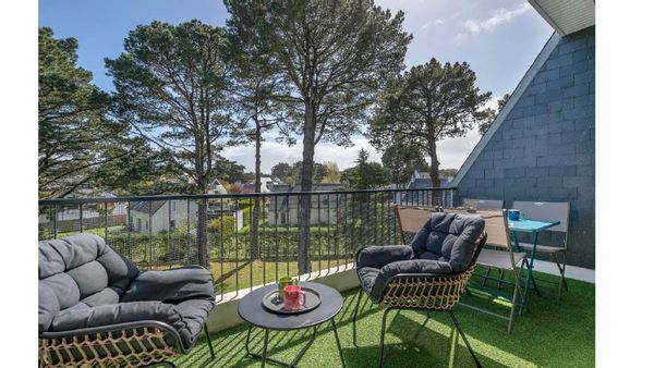 L'appartement avec balcon sur les pins et à 150 m de l’océan.