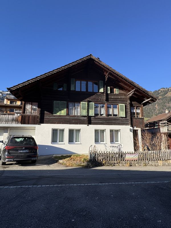 Maison de Chantal Appartement de 3 1/2 pièces situé au centre, entouré de montagnes.