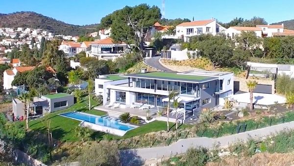 maison d’architecte ultra contemporaine récente , vue mer et ville 180°, luxe  , proche ville et mer