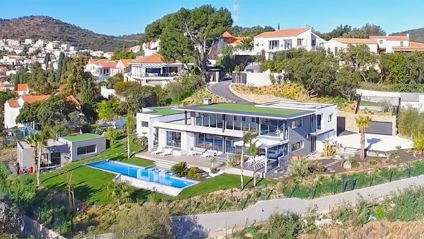 maison d’architecte ultra contemporaine récente , vue mer et ville 180°, luxe  , proche ville et mer