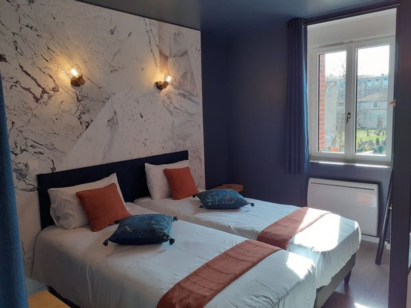 GRANDE CHAMBRE AU CHARME POETIQUE EN PLEIN CENTRE VILLE DE MONTLUÇON AVEC PARKING PRIVATIF :