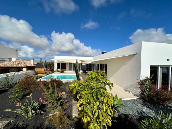 Superbe villa au cœur de Lanzarote, avec piscine, sauna et vue sur la mer