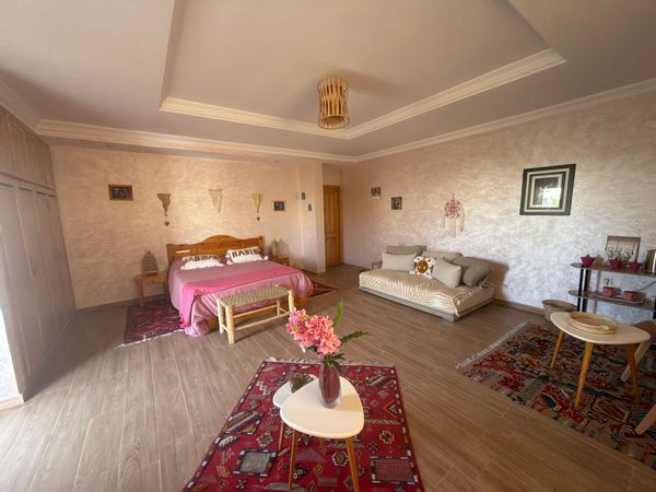Très belle chambre spacieuse, équipée d’une bouilloire, thé café à disposition. Petit balcon.