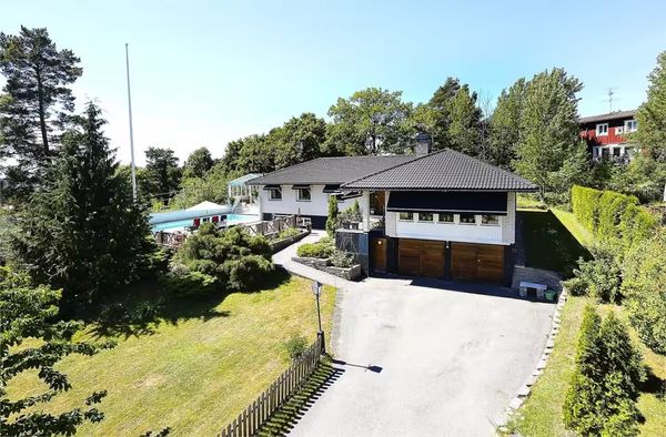 Big house,  pool, spa and close to sea and subway
