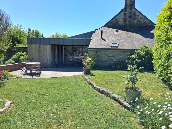 Maison en pierre de Julien, Sandra Arthur et Anna au coeur d'un village fleuri