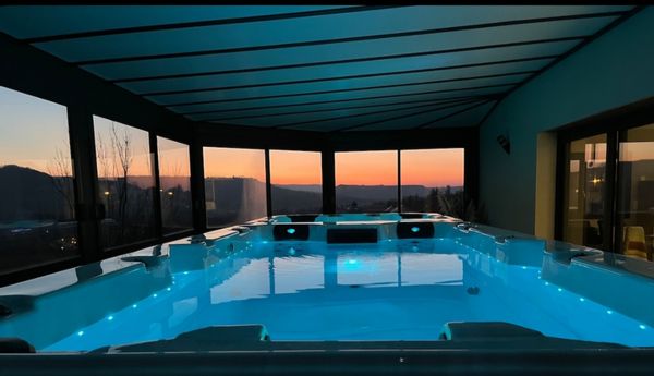 Cette maison située dans un cadre agréable. Le grand spa de nage chauffé à 35/37 degrés à l'année.