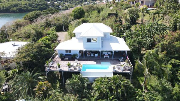 Maison contemporaine avec vue mer 180°, piscine et calme – Martinique